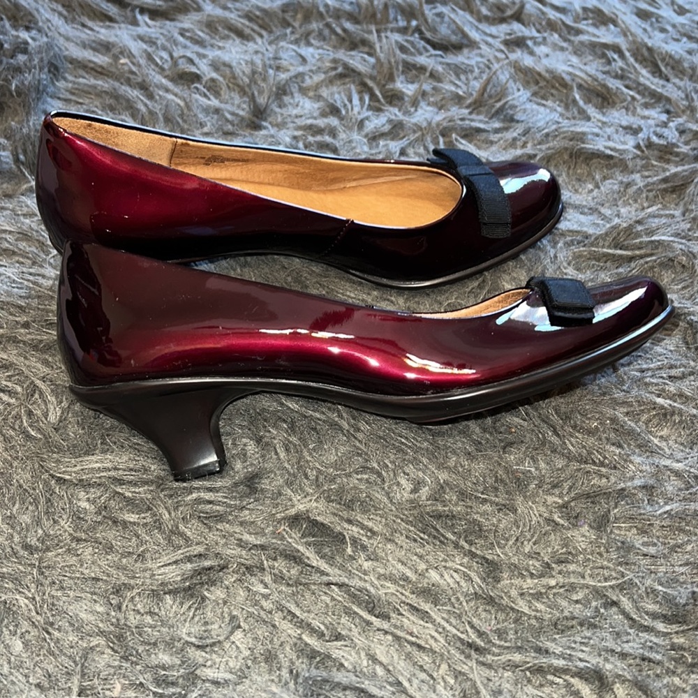 Women's new Sofft patent leather 2" heels, sz 7.5 narrow with black bow